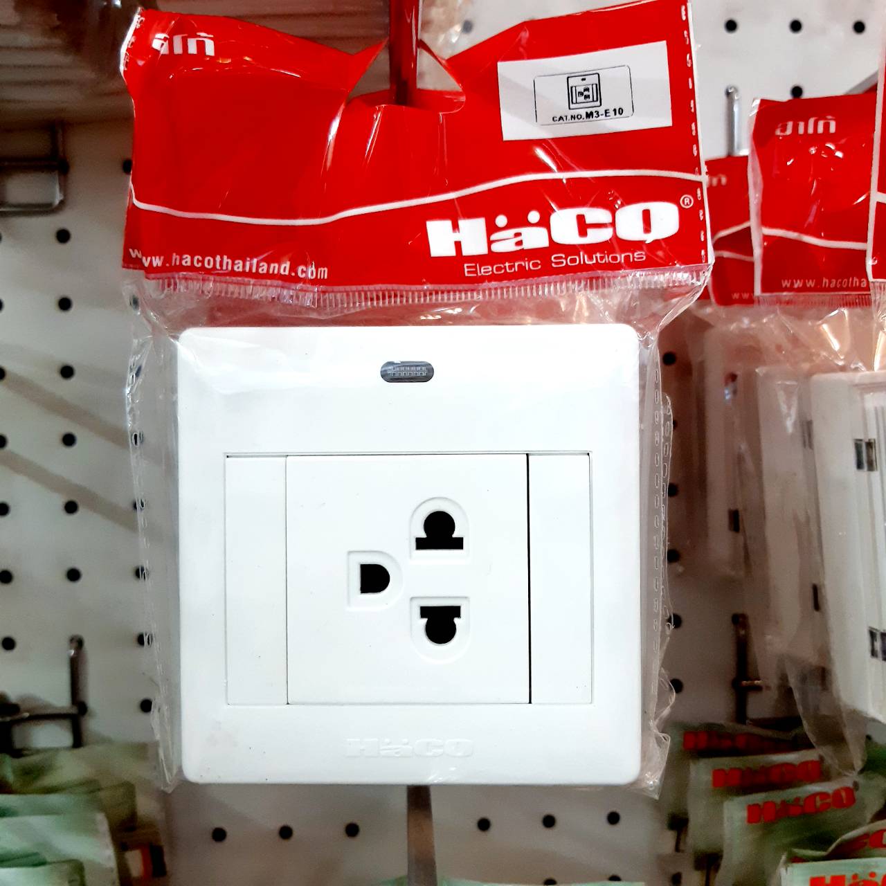 HACO เต้ารับ 3 ขา 1 ช่อง รุ่น M3-E10 สีขาว