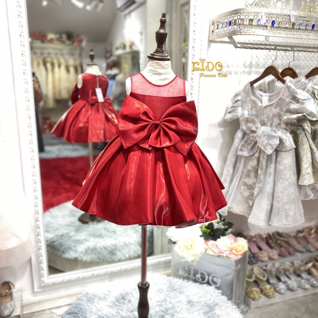 ชุดราตรีเด็ก(หน้าร้านอยู่รัชดา ลองได้ถ่ายรูปจากชุดจริง)B250สีแดง เรียบๆแต่เอาอยู่ทุกงานค่า กระโปรงสั้น