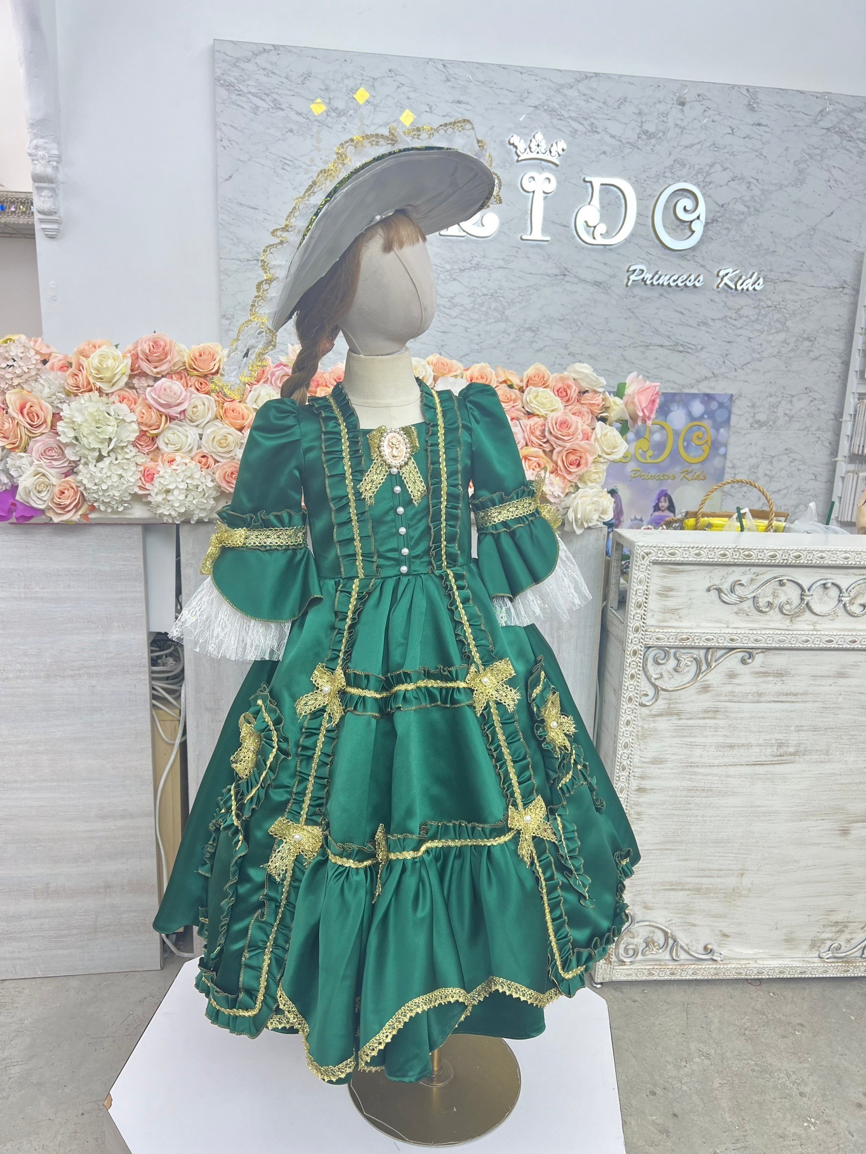 ชุดเดินแบบเด็ก(ร้านอยู่รัชดา ลองได้ถ่ายรูปจากชุดจริง)W18892 สีเขียว ยุควิคตอเรีย กระโปรงยาว