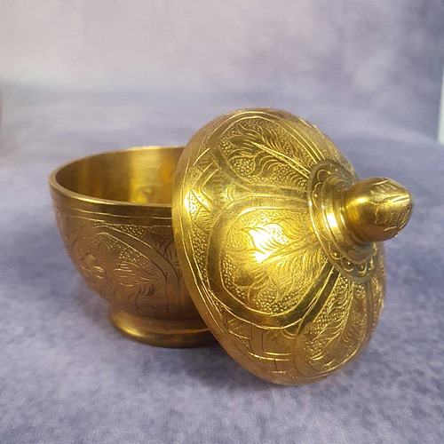 โถ 3 นิ้วฝาจุก ทองเหลืองตอกลายข้าวในกลีบบัว