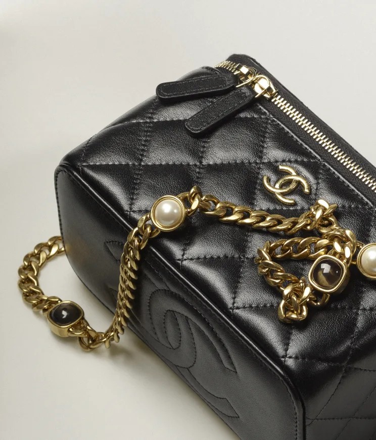 กระเป๋า CHANEL Vanity with Chain มือสอง