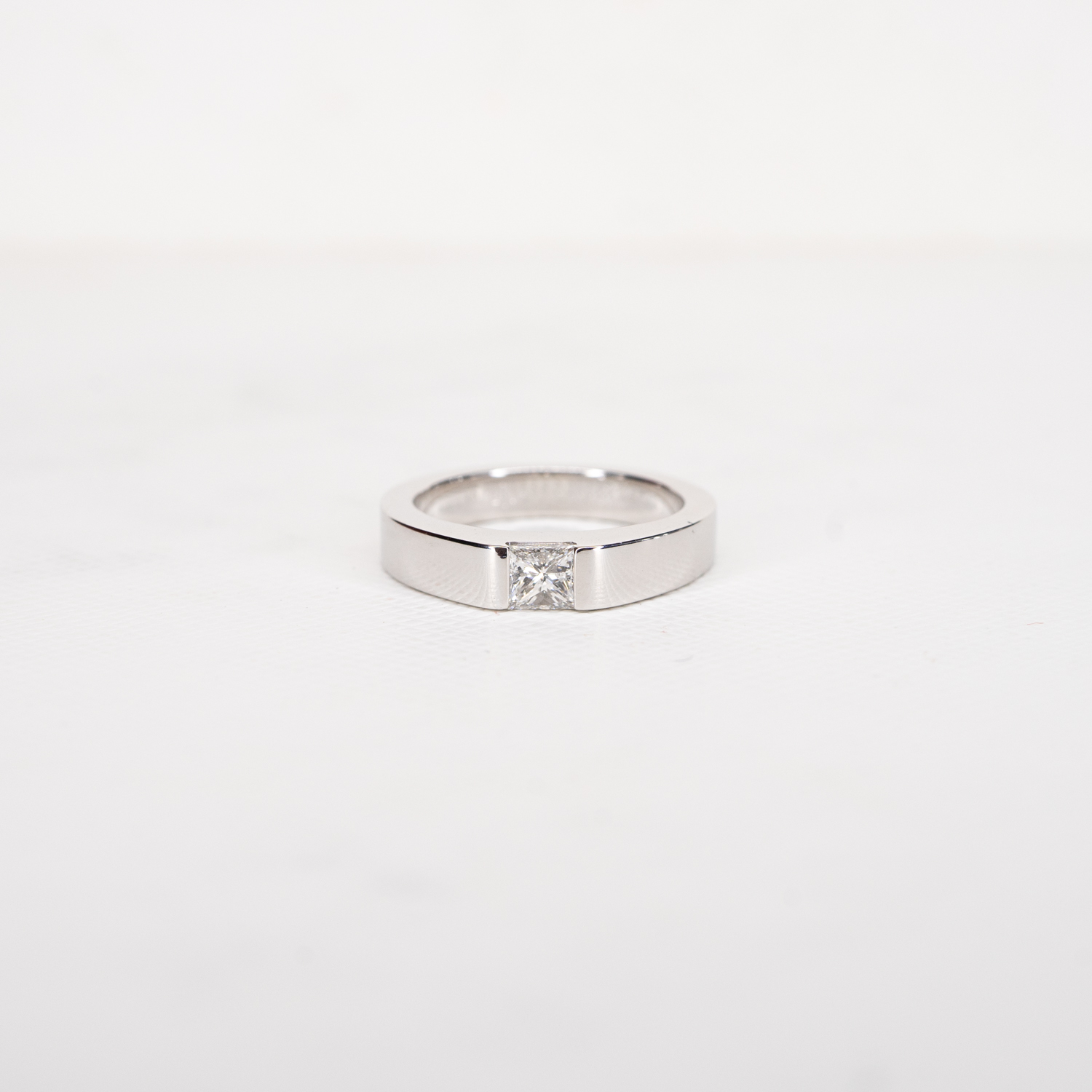 แหวน Cartier Tank ring with 0.25carat Princess Cut diamond ทองคำขาว 18K ไซส์46# (Used)