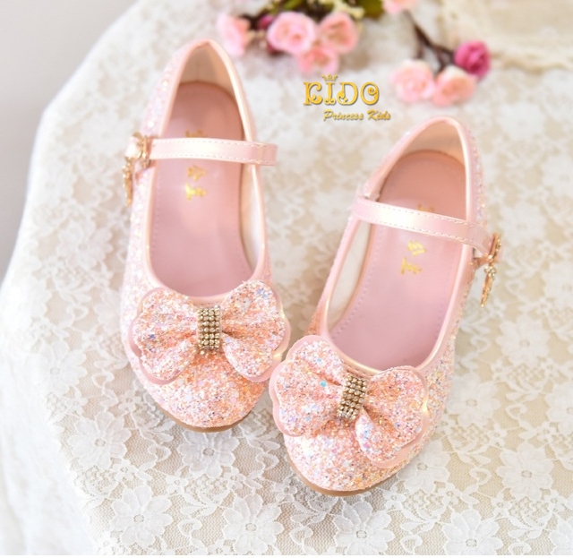 รองเท้าเด็ก(หน้าร้านอยู่รัชดา ลองได้)H094สีชมพู ด้านหน้าติดโบว์เพชรระยิบระยับ ห้อยดาวตรงสายรัดรองเท้า เก๋ๆ