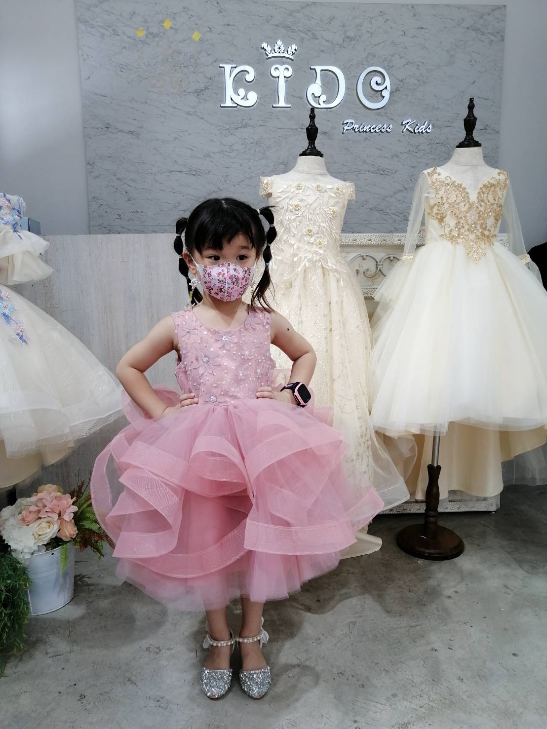 ชุดราตรีเด็ก(หน้าร้านอยู่รัชดา ลองได้ถ่ายรูปจากชุดจริง)A218สีชมพูเข้ม กระโปรงสั้นชั้นพอง อกปักดอกไม้สวยหวาน น่ารัก