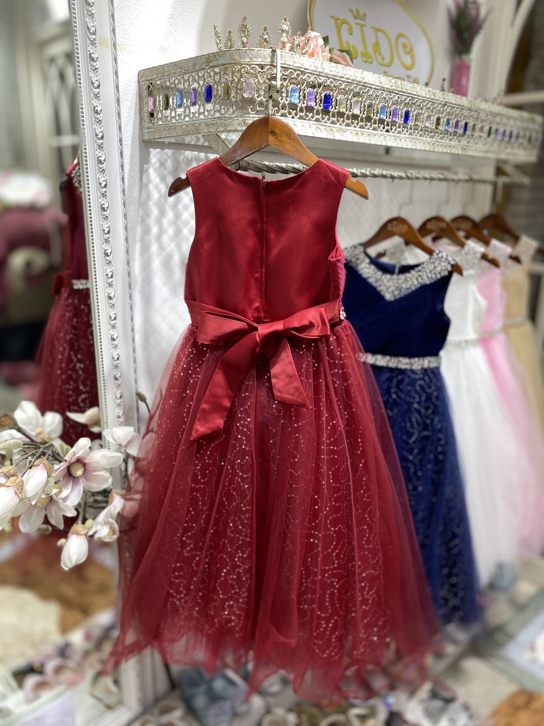 ssชุดราตรีเด็ก(หน้าร้านอยู่รัชดา ลองได้ถ่ายรูปจากชุดจริง)A214สีทอง สีขาว สีชมพู สีแดง สีน้ำเงิน สีฟ้าอกแต่งจีบไหว้เอวปัดเกล็ด กระโปรงยาวสุดหรูหราไฮโซมากๆเลย เดรสออกงานเด็ก