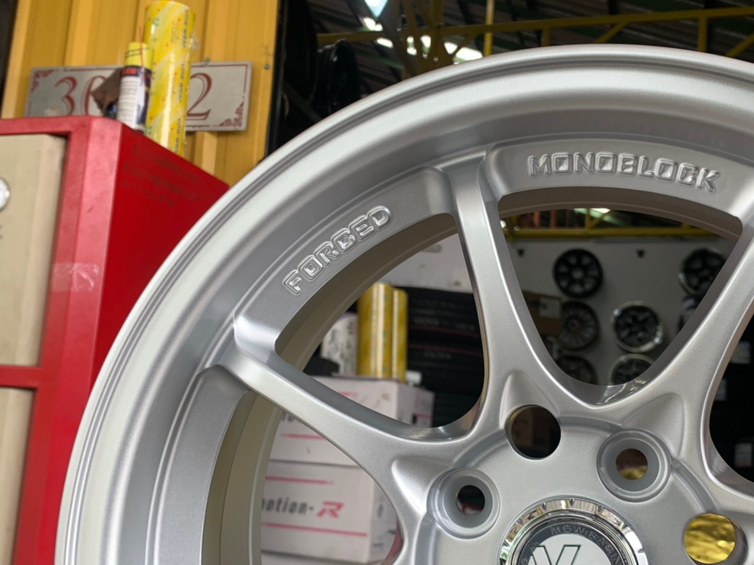 ล้อแม็กใหม่ขอบ15 Ce28 Model MF-8022 4รู100 กว้าง7 ออฟ35 สีซิลเวอร์