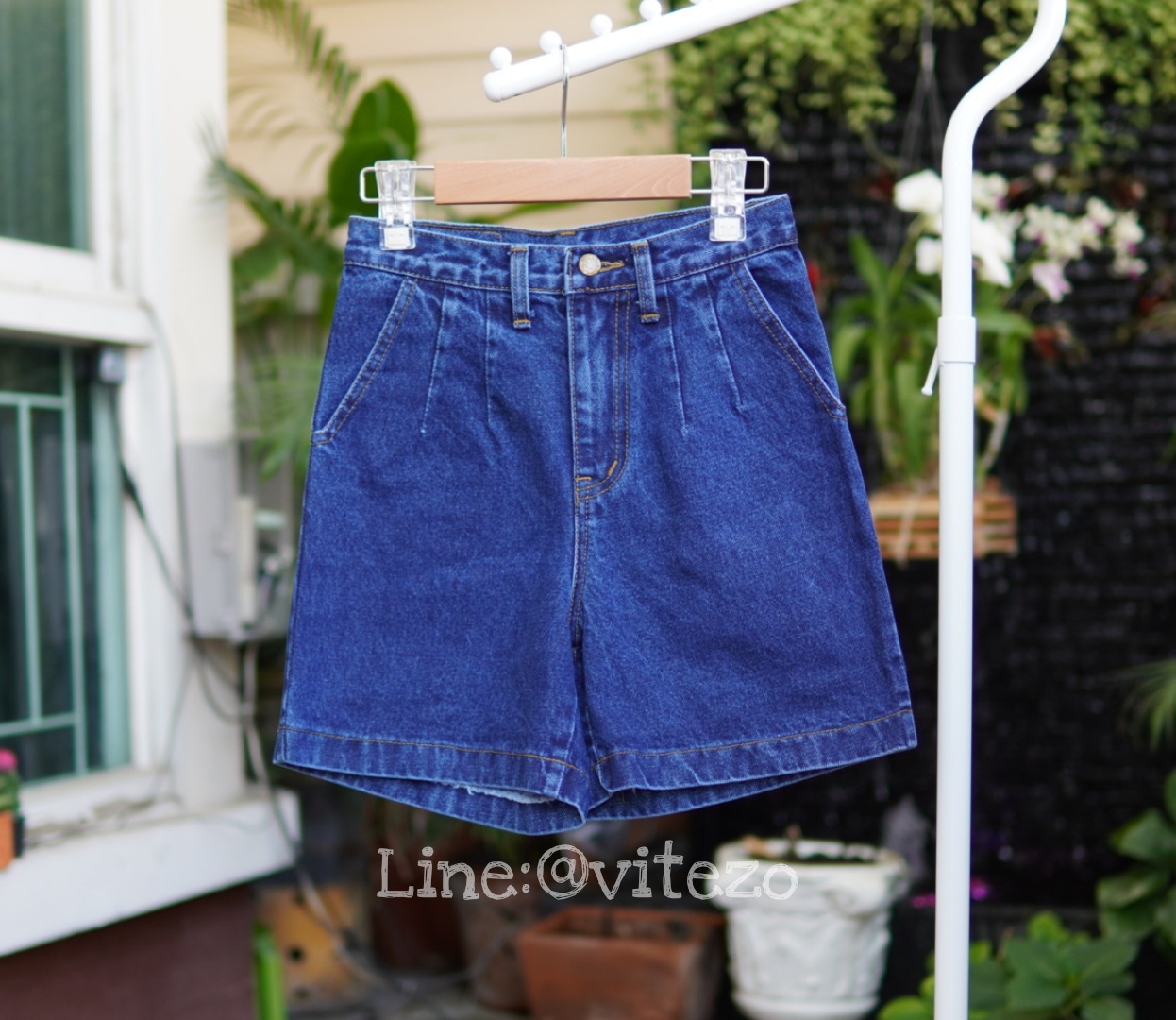 กางเกงยีนส์ขาสั้นเอวสูง แต่จีบหน้าให้ดูมีเอว สวยมาก ขากว้างใส่สบาย เก็บพุงอย่างเนียน สาว ๆ ใส่แล้วทรงสวย น่ารัก