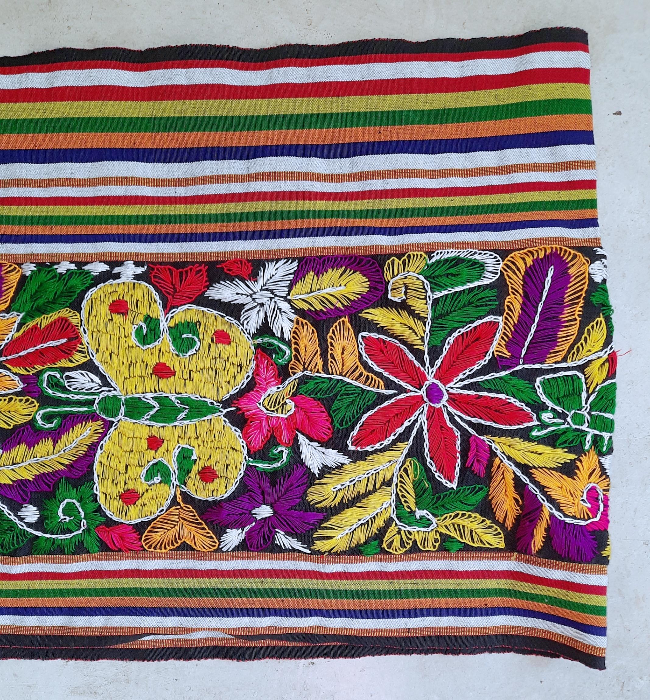 ผ้าตีนเจ ลายผีเสื้อและดอกไม้