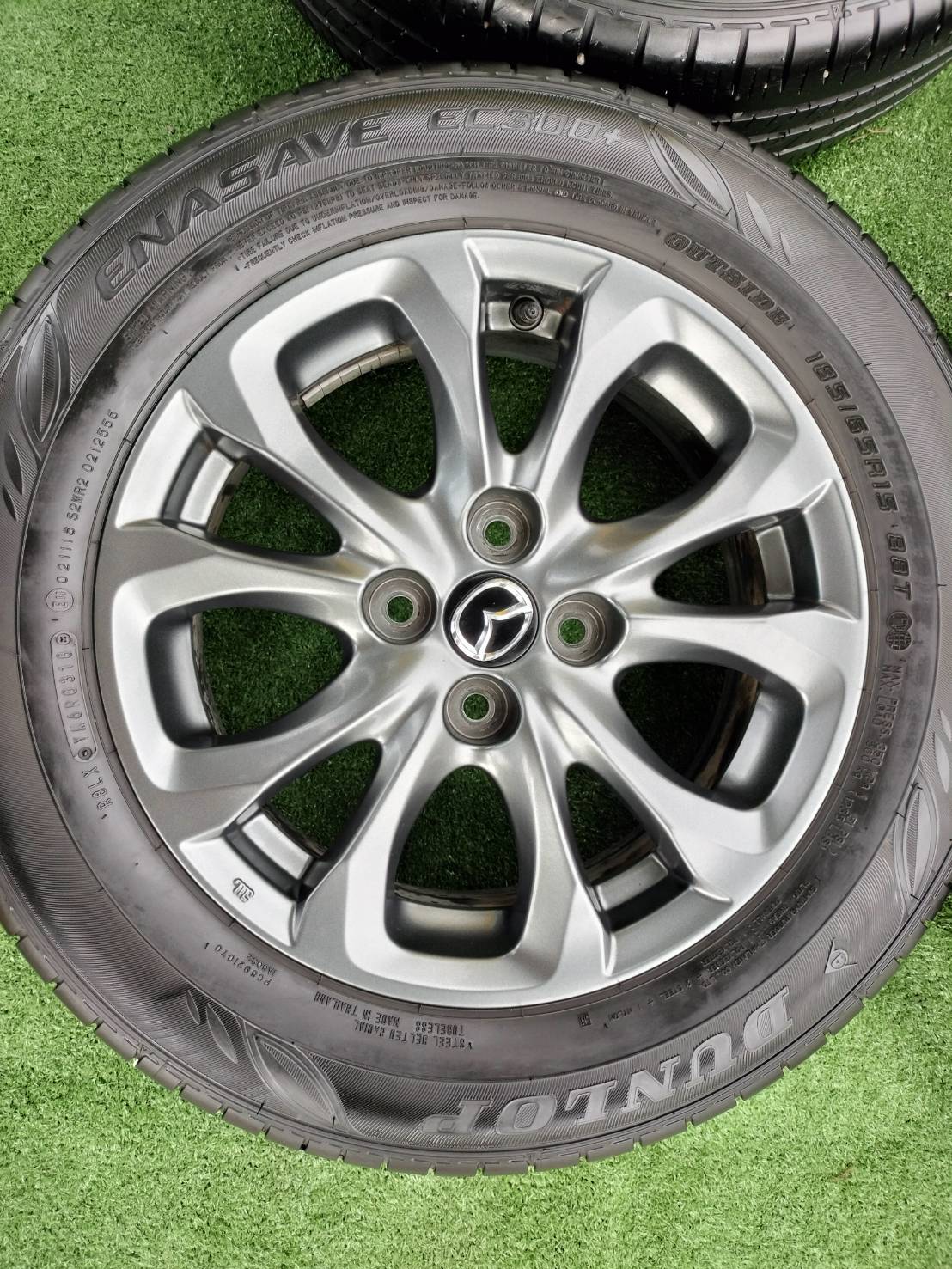 ล้อแม็กซ์เดิม MAZDASล้อเดิมขอบ15" ขนาดล้อ 5" 1/2 ขนาดรูน็อต 4×100 พร้อมยางมือสอง ยี่ห้อ DUNLOP 185/65R15