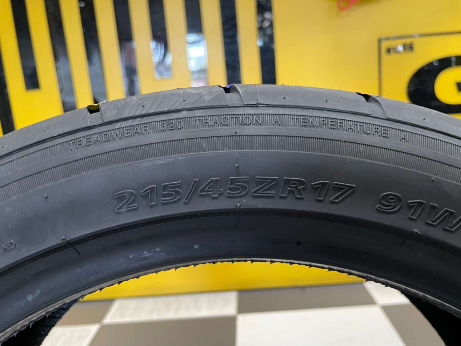 ยางสปอร์ตลายซิ่ง คุณภาพดี Lansail RS009 215/45R17ยางใหม่ปี2023