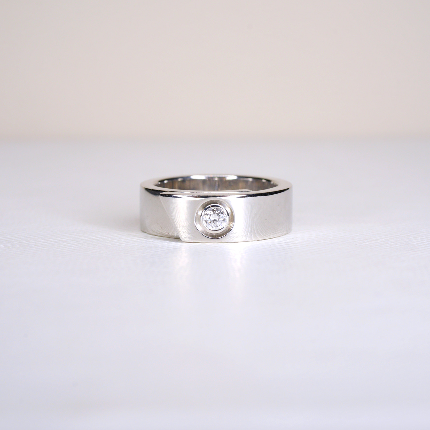 แหวน Cartier Anniversary ทองคำขาว 18K ไซส์47# +กล่อง (Used)