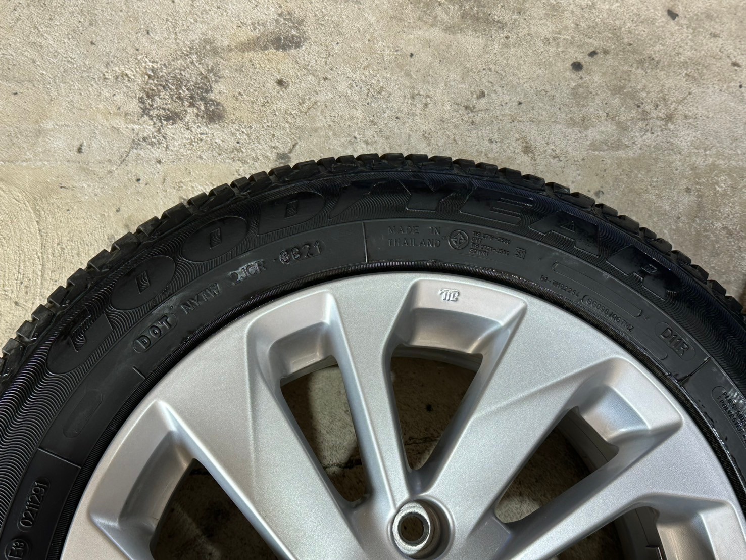 ล้อแม็กซ์ถอดป้ายแดง NISSAN ALMERA 2024 พร้อมยาง Goodyear 175/65R15