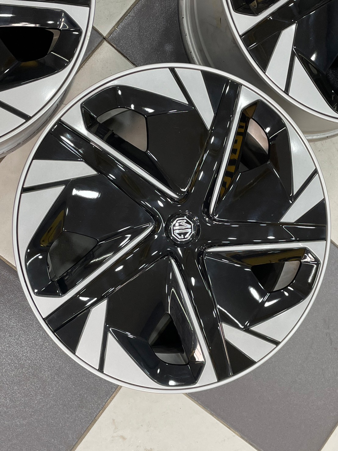 ล้อแม็กป้ายแดงติดรถไฟฟ้า MG4 สีซิลเวอร์พร้อมฝาตบสีดำเงาสวยๆ (4วง)