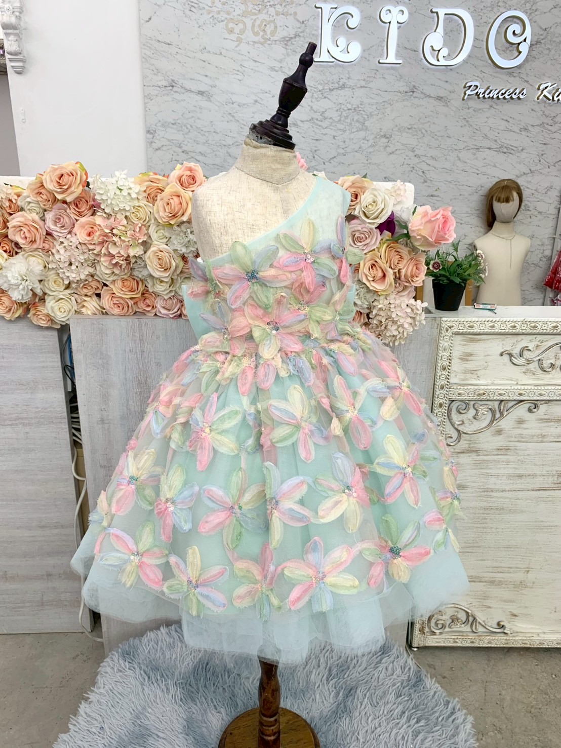 ชุดราตรีเด็ก(หน้าร้านอยู่รัชดา ลองได้ถ่ายรูปเองจากชุดจริง)W19129 สีชมพู กระโปรงสั้น แขนสั้น ดอกไม้น่ารักๆติดรอบชุด