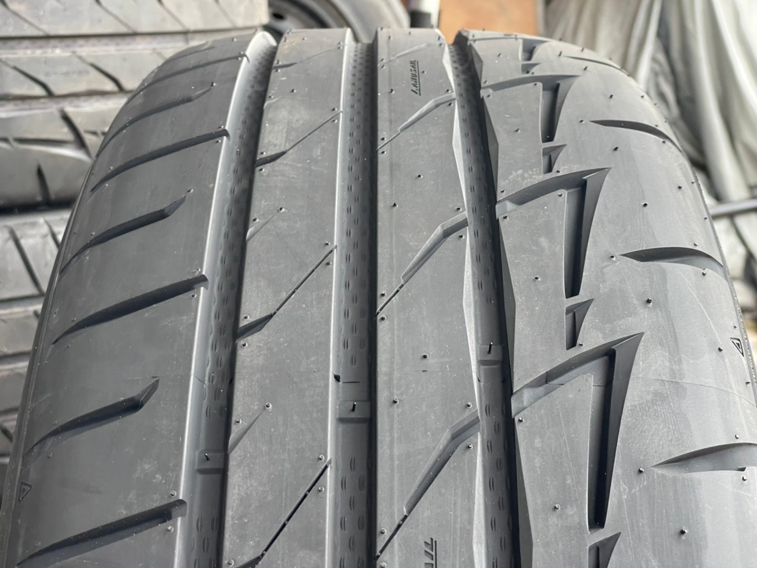 ยางสปอร์ตลายซิ่ง คุณภาพดี Lansail RS009 235/50R18