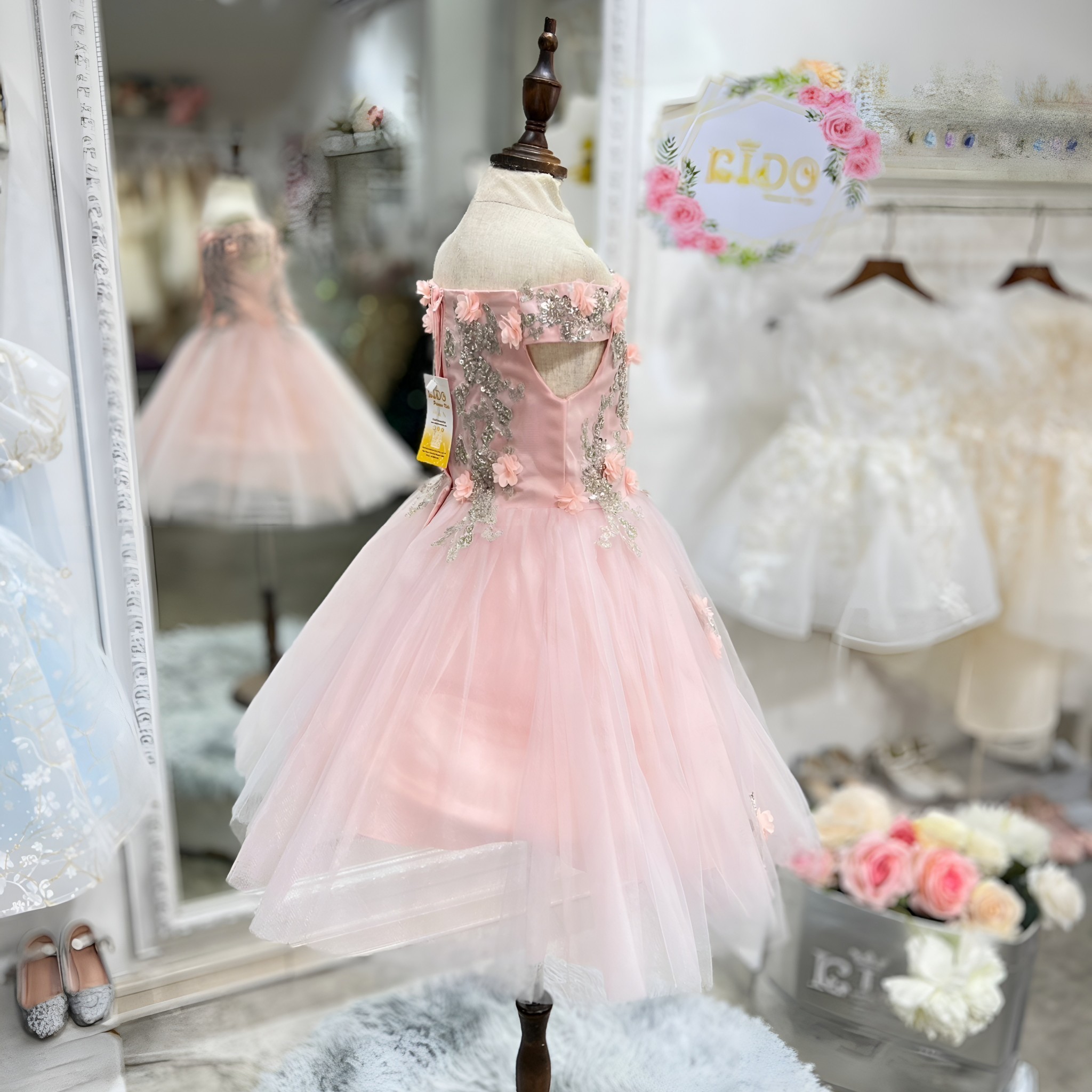 ชุดราตรีเด็ก(หน้าร้านอยู่รัชดา ลองได้ถ่ายรูปจากชุดจริง)W18558 สีชมพู เปิดไหล่ โอบแขน กระโปรงยาว