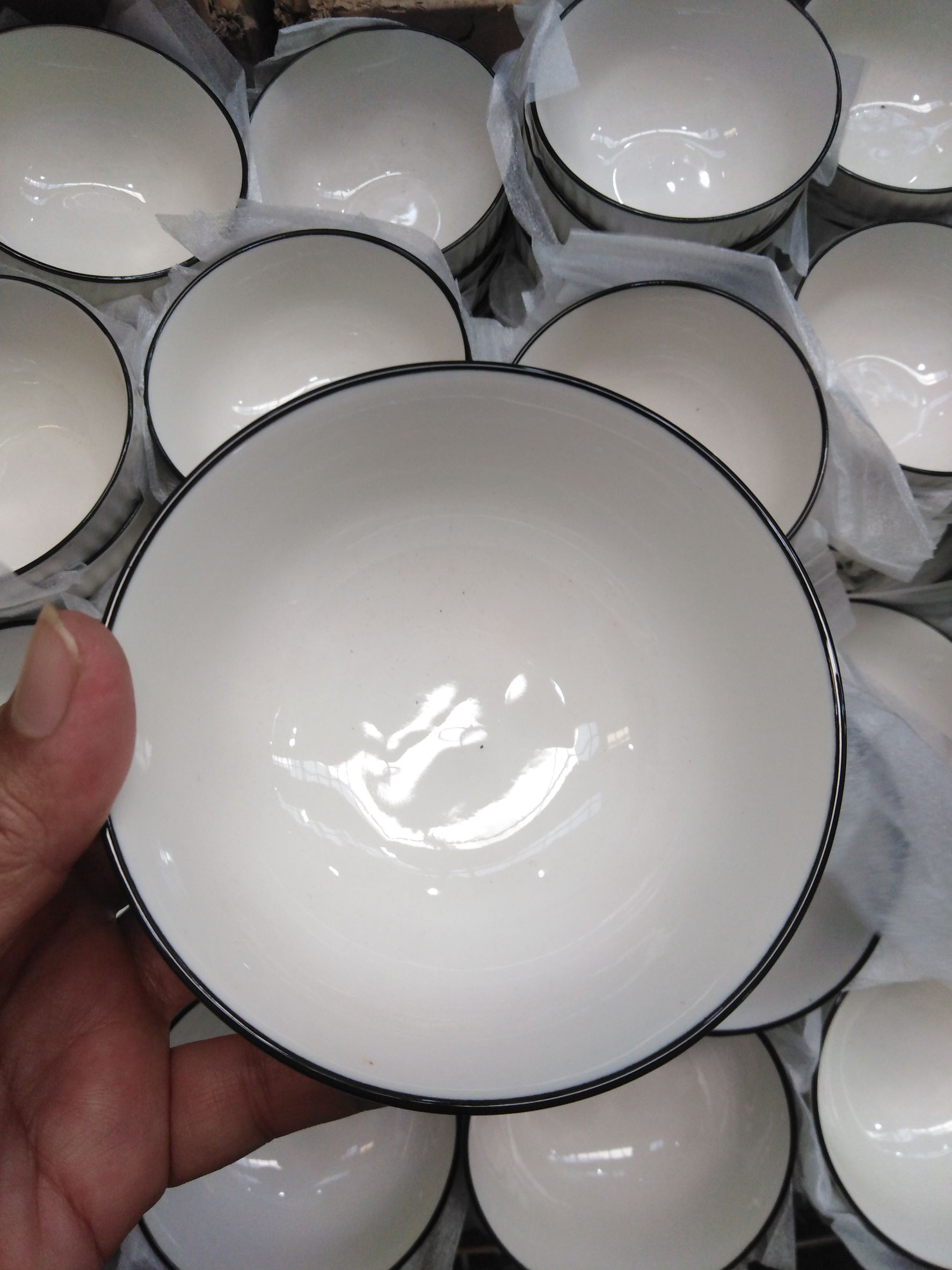 ถ้วยเซรามิค 4.5 นิ้ว เนื้อดีสีขาวขอบดำ