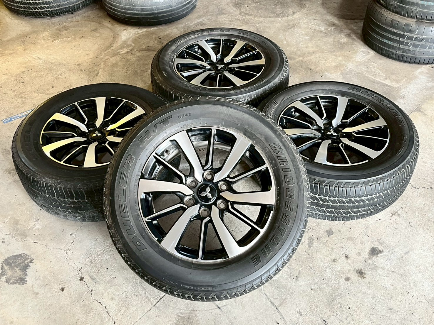 ล้อแม็กซ์เดิม Mitsubishi pajaro Sport พร้อมยางBrisgestone 265/60R18 ล้อสวยพร้อมดีพร้อมใช้งาน