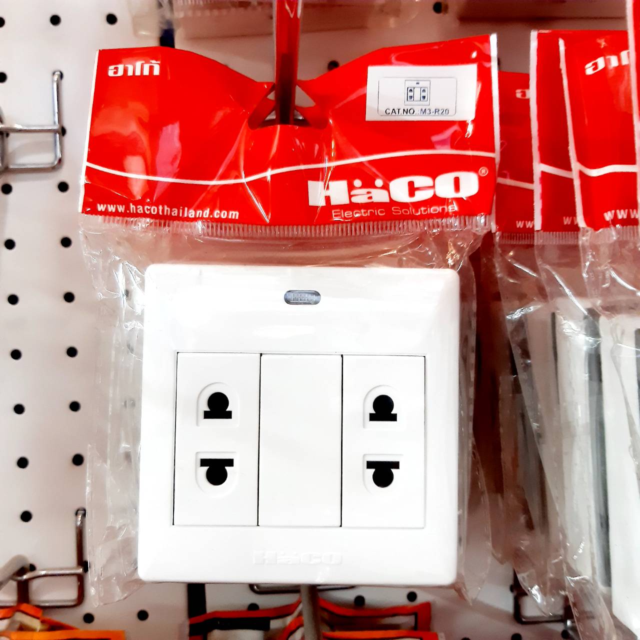 HACO เต้ารับ 2 ขา 2 ช่องพร้อมกล่องลอย รุ่น M3-R20 สีขาว