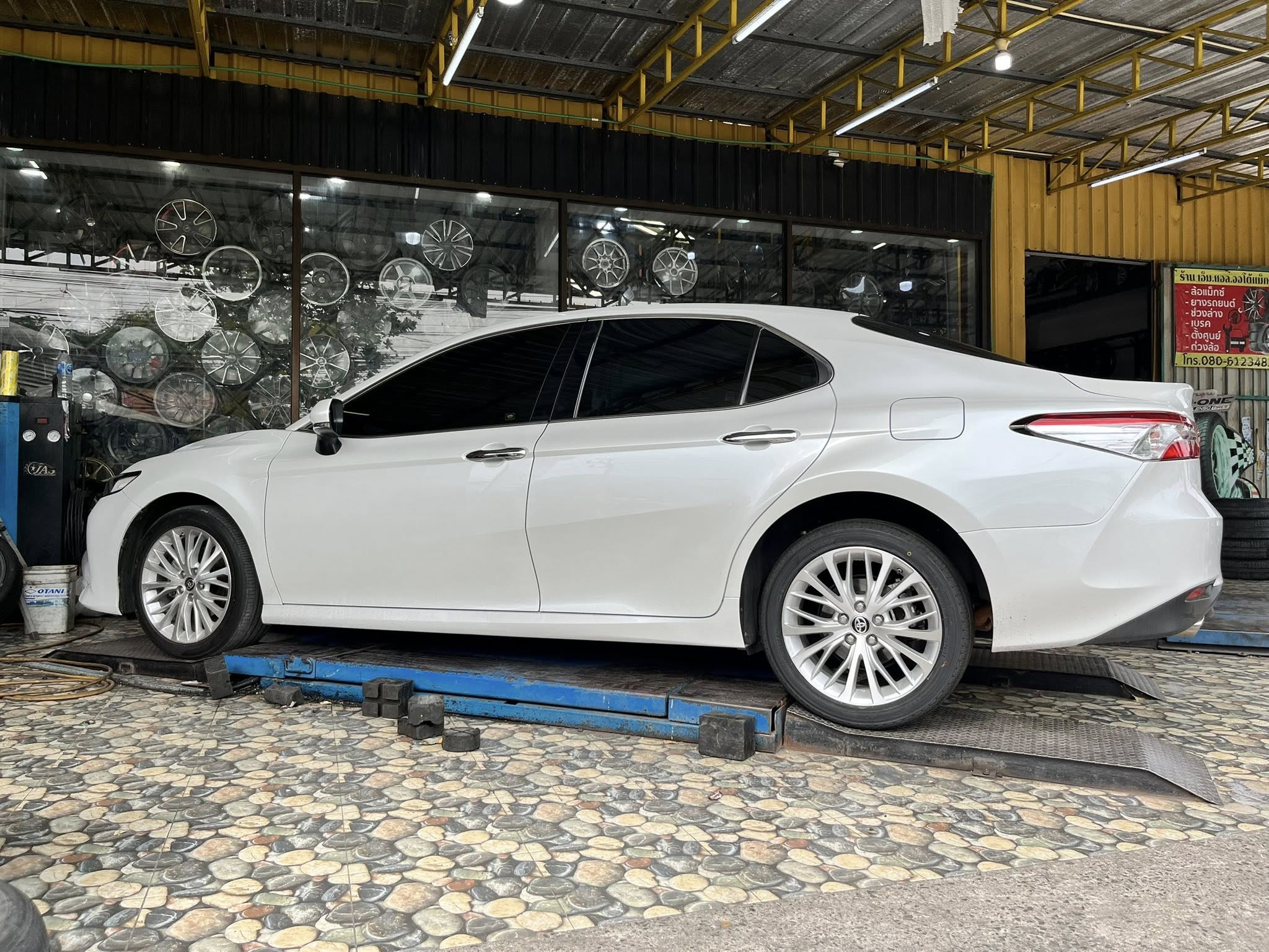 TOYOTA_CAMRY🚘เปลี่ยนยาง 🛞🐘#YOKOHAMA_V551V_235/45R18