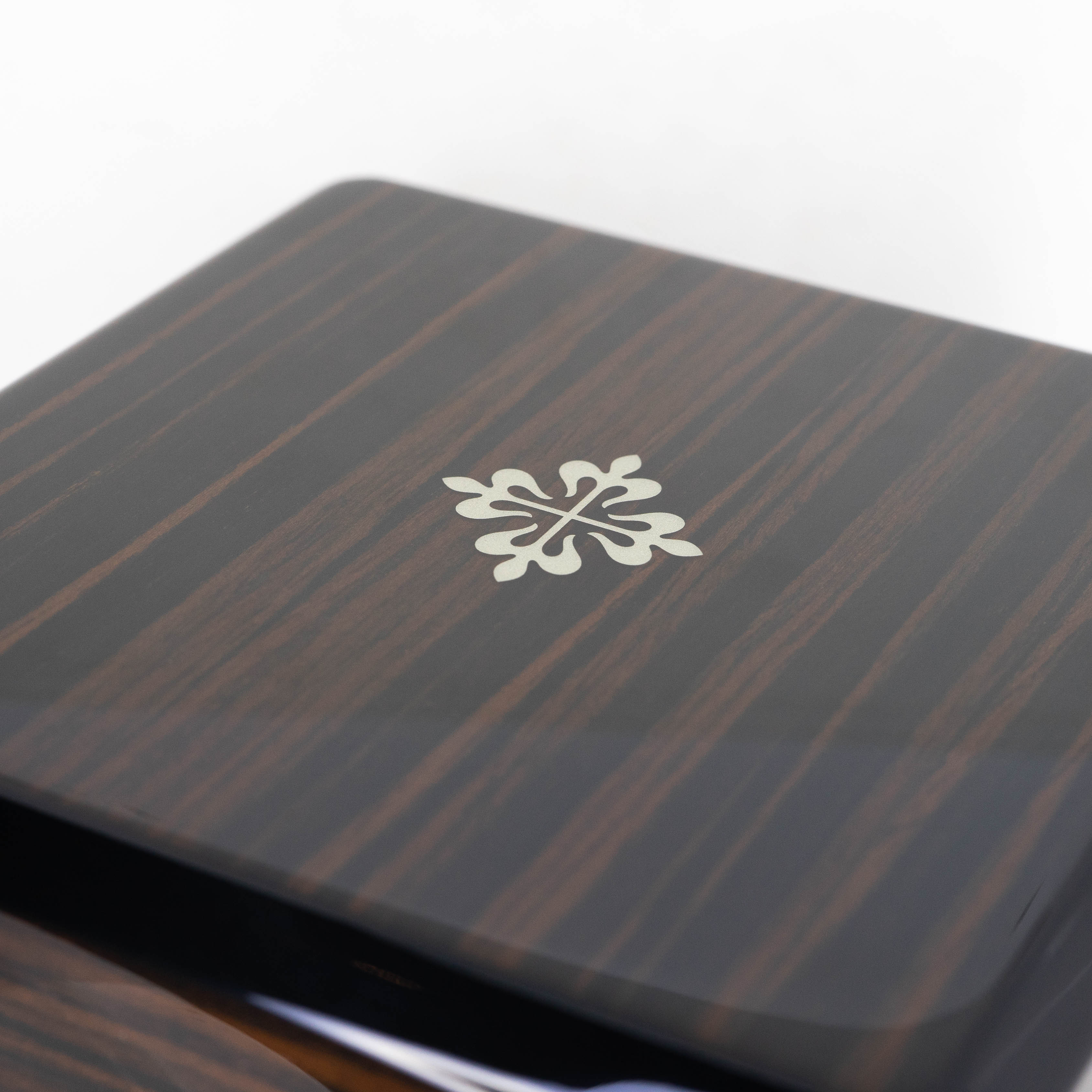 กระดุมข้อมือ Patek Philippe Calatrava Cross Cuff Links. Calatrava Cross decoration, guilloched outer ring. ทองขาว18K Ref.205.9089G-001 (Used) +กล่องและถุงผ้า