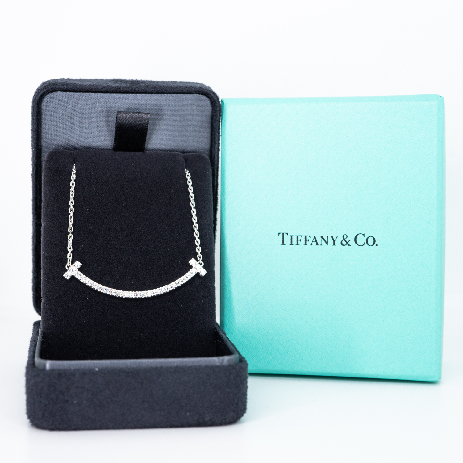 **Hold K.Supoj** จี้และสร้อยคอ Tiffany & Co. Tiffany T Medium Smile Pendant with Diamonds ทองขาว 18K (Used) +กล่องและใบเสร็จShopไทย