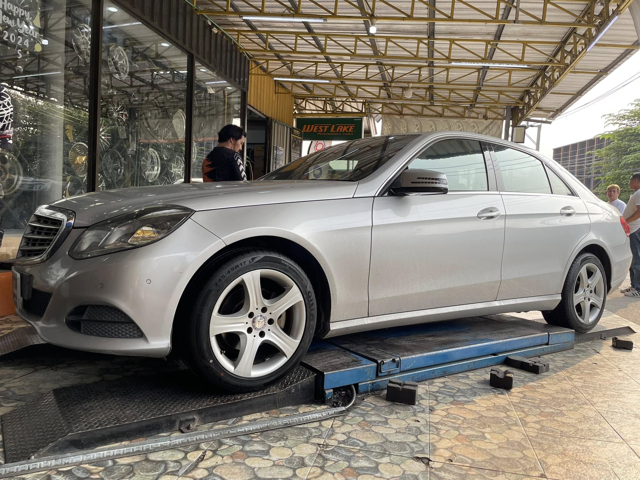 ❤️ #BENZ_E200 #เปลี่ยนยาง 🛞#ยางจีที #ยางสปอร์ตสมรรถนะการขับขี่สูง 🛞 🛞#Giti_SportS2_245/45R17