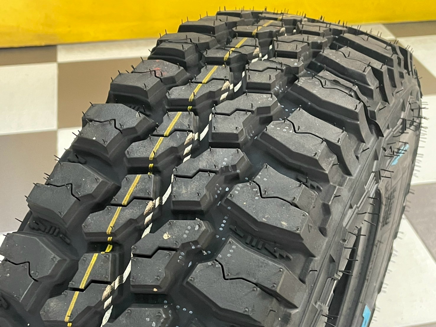 ยางใหม่ดีสโตน 235/75R15 Deestone Power Cruz รุ่น MUD TERRAIN - MT431 (แก้มขาว) ยางใหม่ปี2025