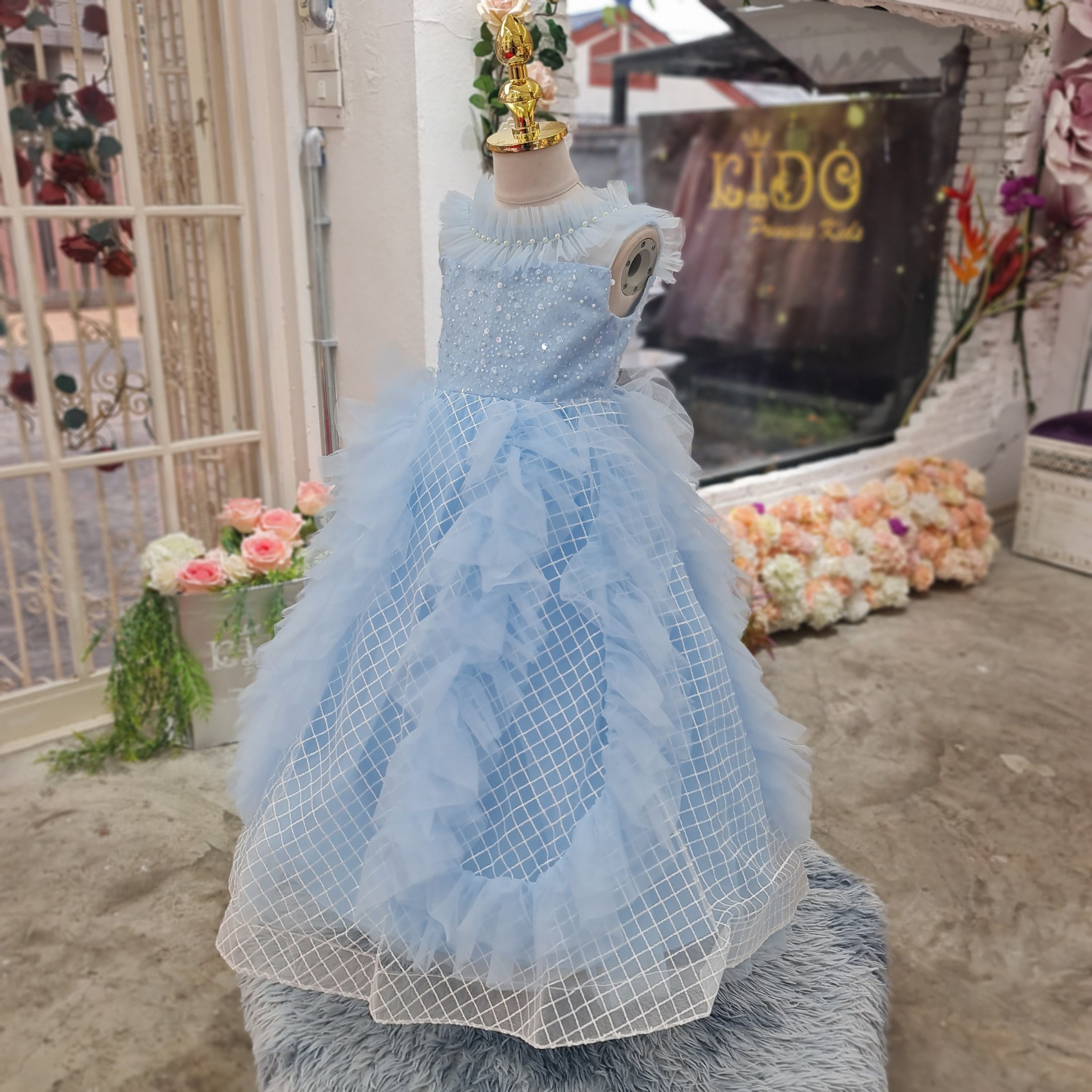 ชุดราตรีเด็ก(หน้าร้านอยู่รัชดา ลองได้ถ่ายรูปจากชุดจริง)W18779สีฟ้า ตัวเสื้อประดับด้วยกลิตเตอร์และมุก กระโปรงยาวฟู น่ารัก