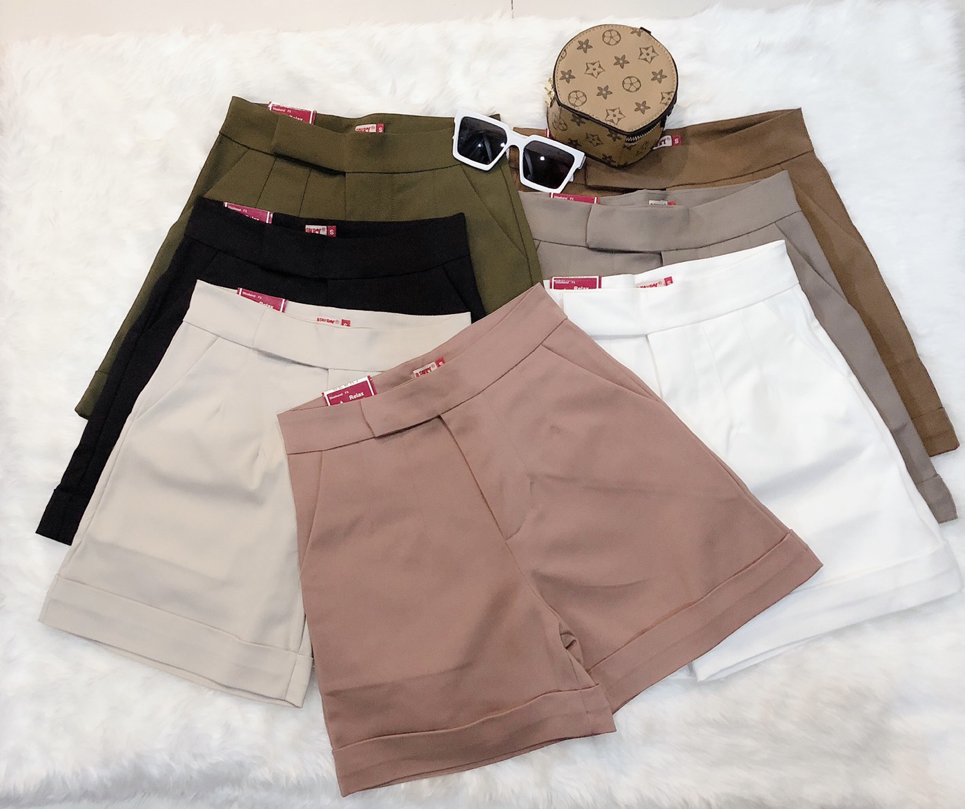 กางเกงขาสั้นเอวสูง เอวป้าย 2 ตะขอ ซิปหน้า แต่งปลายขาพับ ผ้าดับเบิ้ล สวยมาก เก็บพุงอย่างเนียน สาว ๆ ใส่แล้วทรงสวย น่ารัก