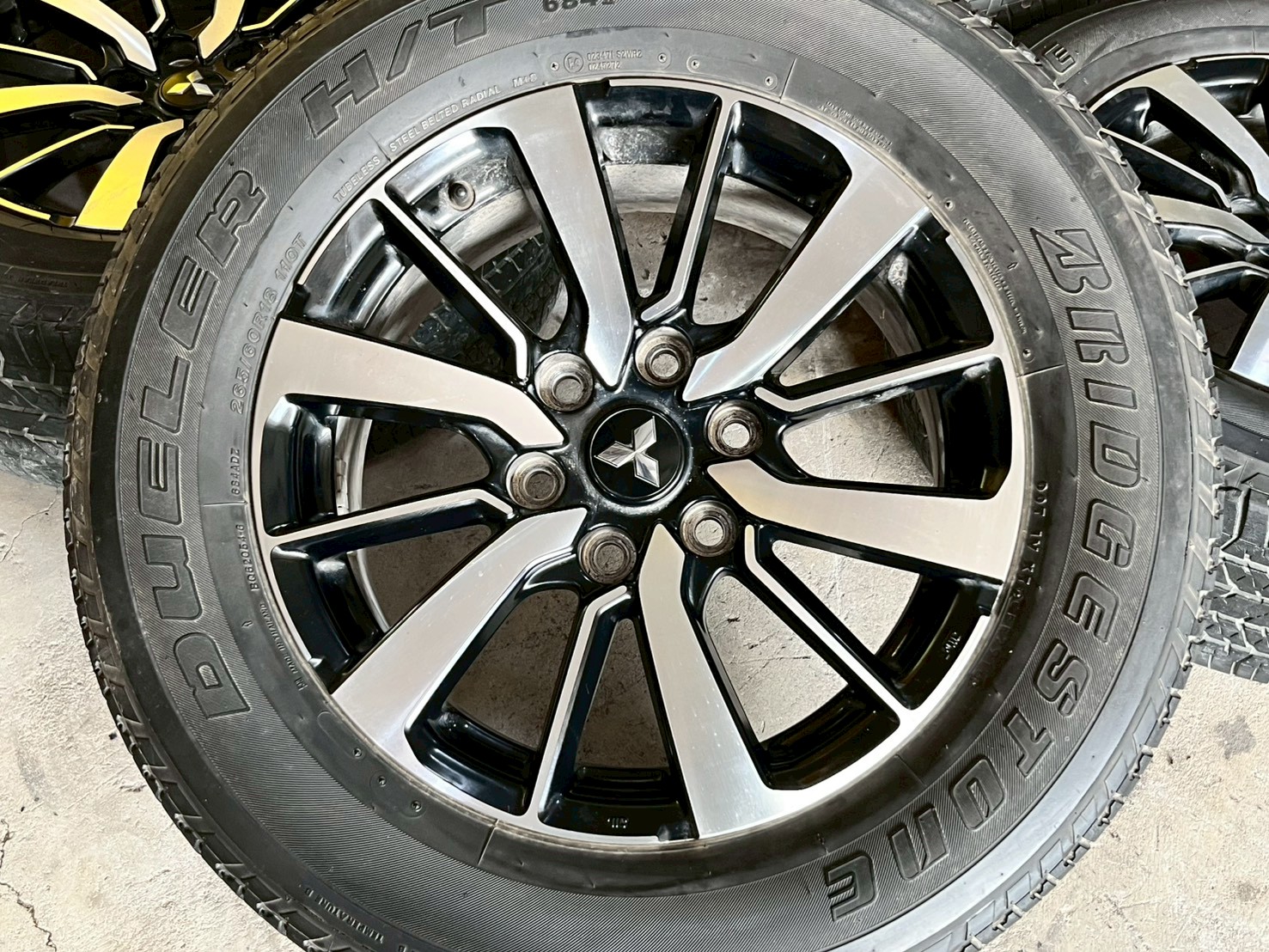 ล้อแม็กซ์เดิม Mitsubishi pajaro Sport พร้อมยางBrisgestone 265/60R18 ล้อสวยพร้อมดีพร้อมใช้งาน