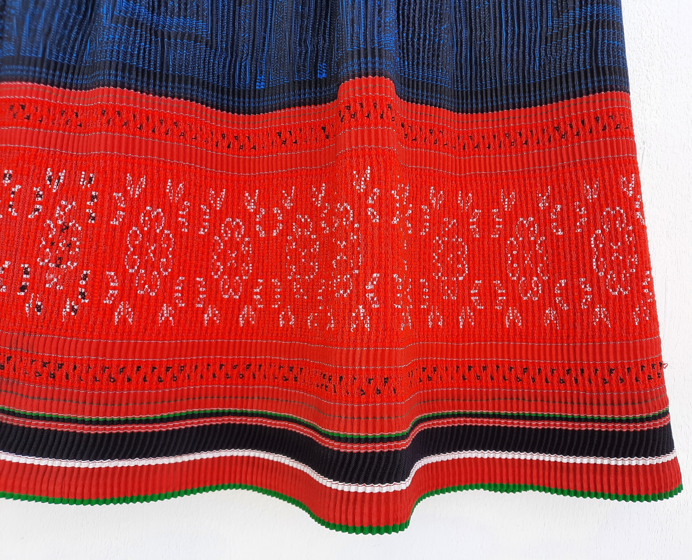 กระโปรงสั้น ผ้าปักมือ สีน้ำเงิน-แดง
