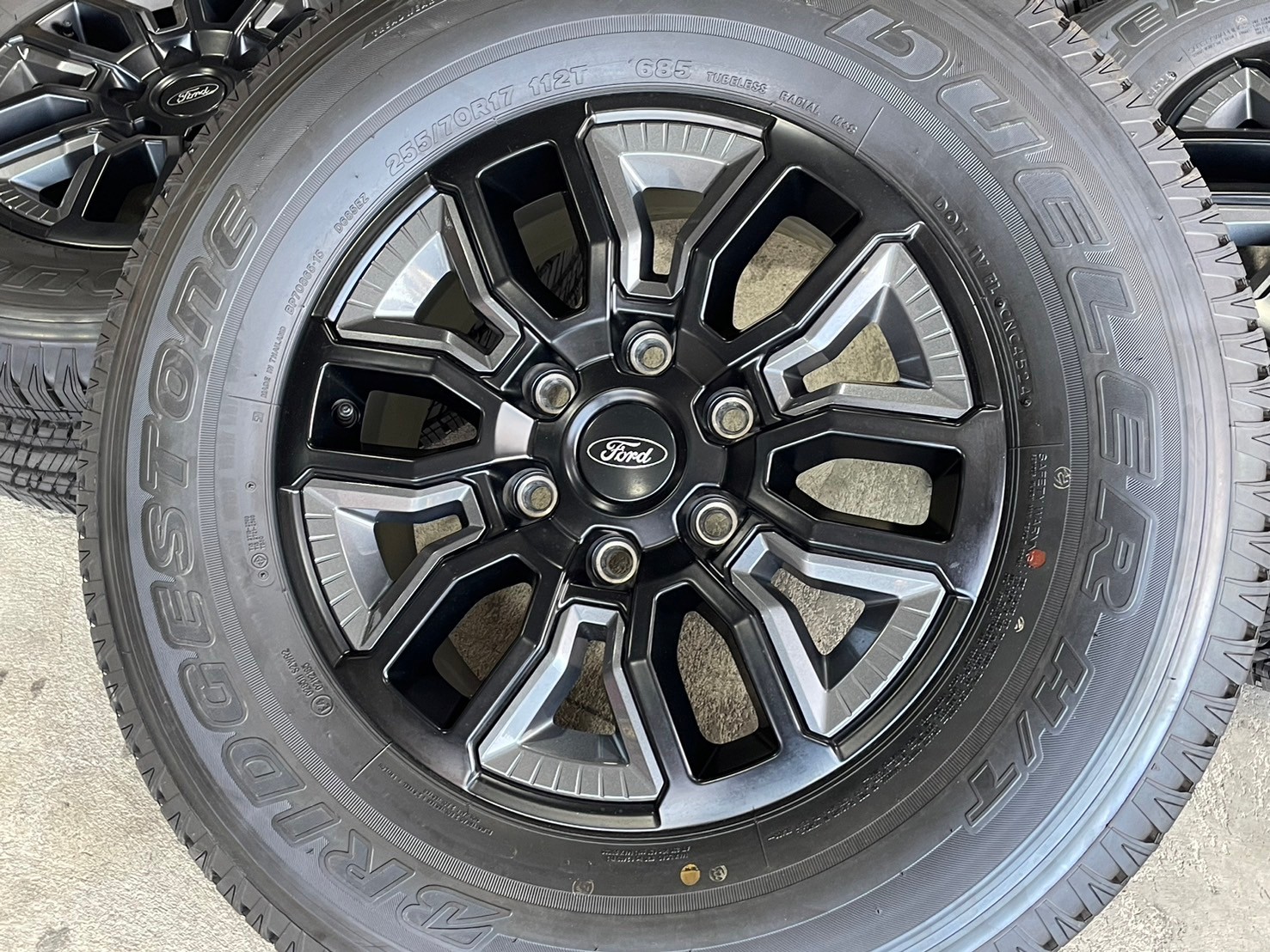 ล้อแม็กป้ายแดง FORD RANGER XLS ขอบ17 พร้อมยาง BRIDGESTONE 255/70R17 ยางปลายปี24 ล้อถอดจากศูนย์ยังไม่ลงพื้น ราคาพิเศษเพียงชุดละ18900บาท