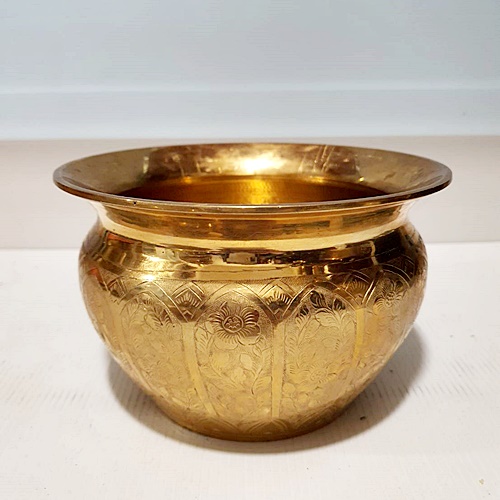 เชี่ยนหมากทองเหลืองทรงโบราณ 14 นิ้ว ตอกลายกลีบบัวหลวง มาพร้อมกระโถนบ้วนหมาก 6 นิ้วครึ่ง Premium & Luxury