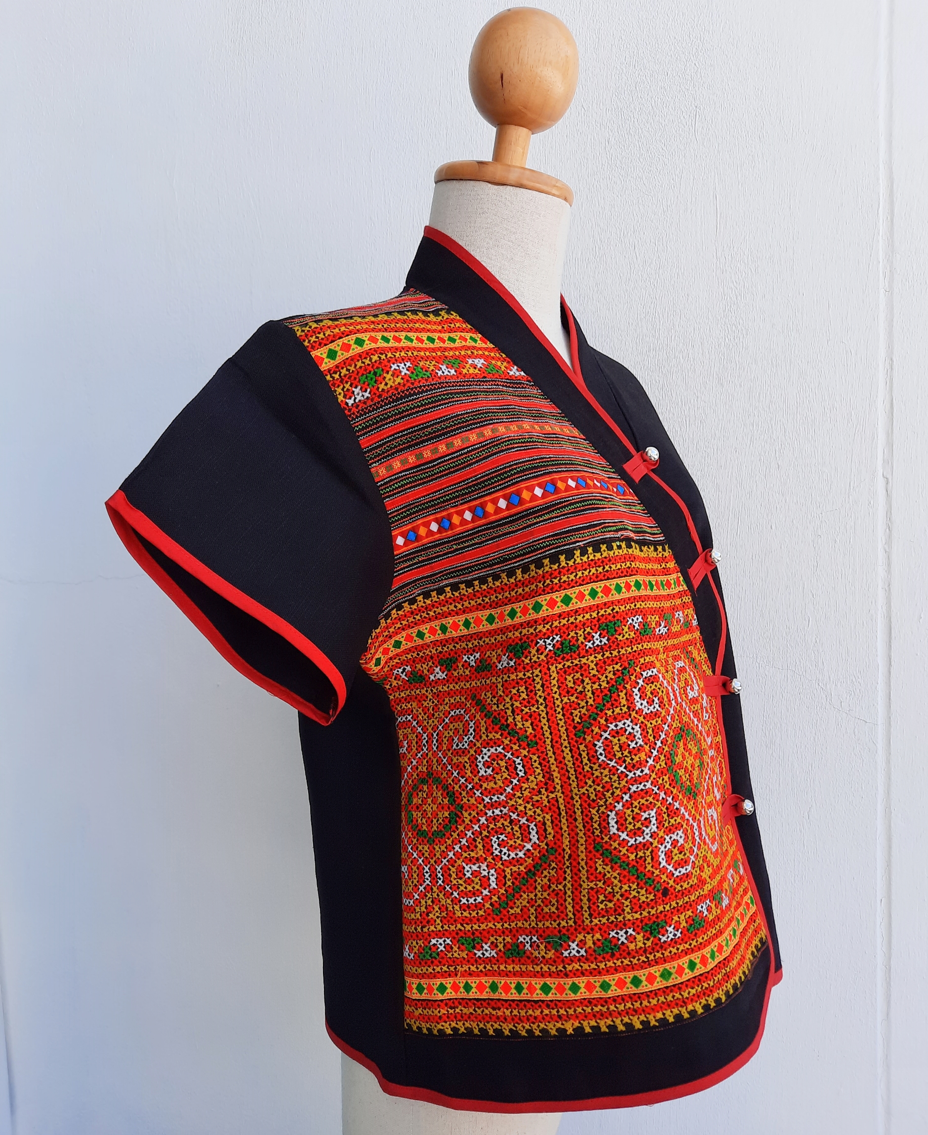 เสื้อกัญชงสีดำแต่งผ้าม้งลายโบราณ ปักเต็ม