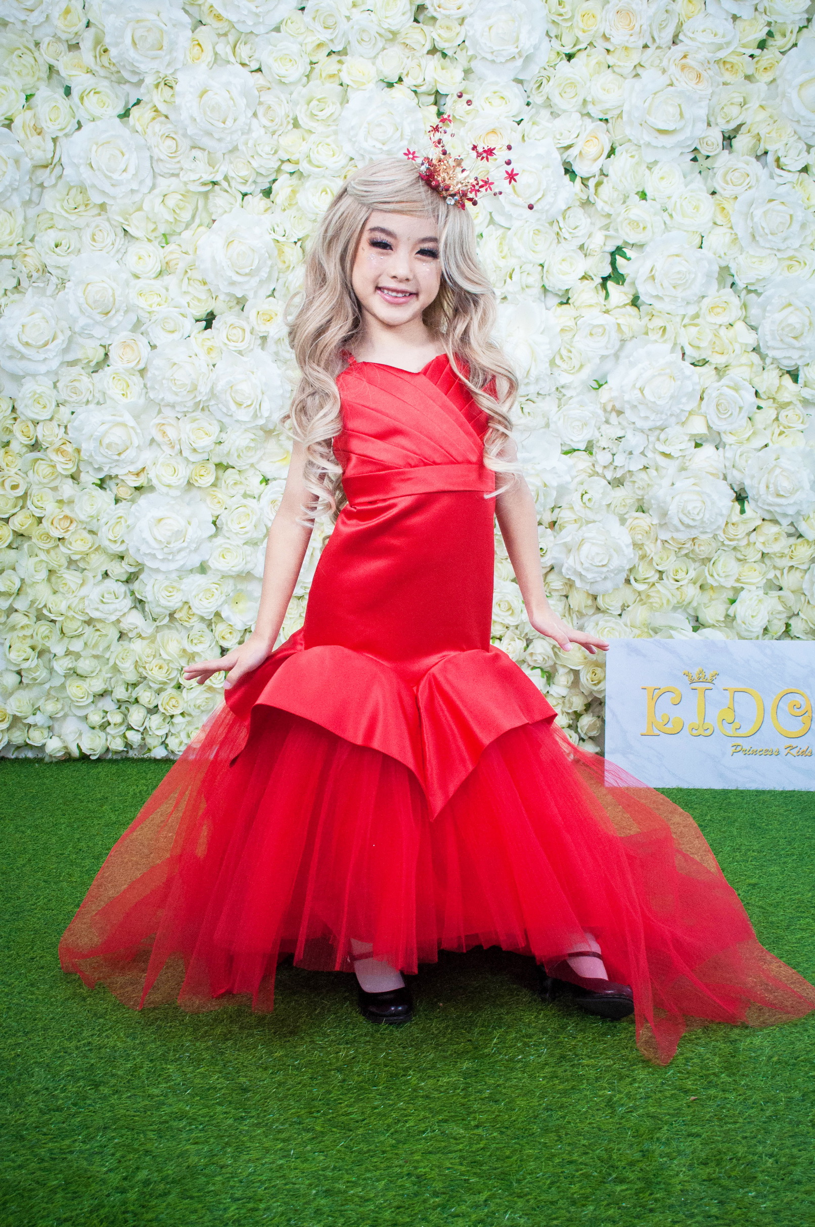 เช่าชุดเด็ก*มีหน้าร้านอยู่รัชดา ลองได้ เปลี่ยนได้ ถ่ายรูปเองจากสินค้าจริง*W18216 ชุดราตรีเด็กเดินแบบสีแดง ตัวเสื้อเก๋ด้วยการเย็บจับจับเกล็ด ทรงหางปลาเสริมความหรูชายกระโปรงด้วยผ้าโปร่งอัดพรีสหน้ายาวเสมอพื้นหลังยางลากดิน หน้าสั้นหลังยาว