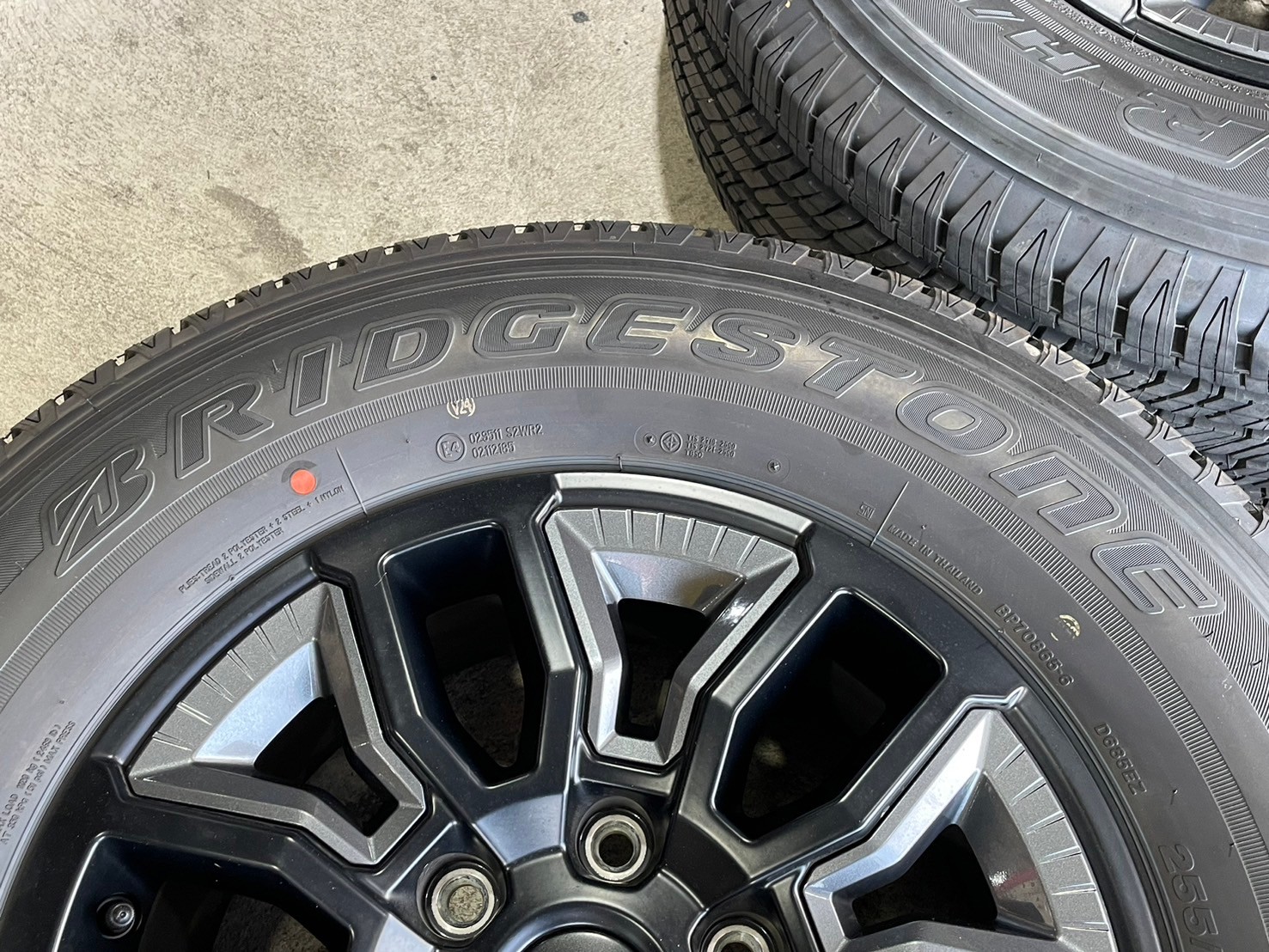 ล้อแม็กป้ายแดง FORD RANGER XLS ขอบ17 พร้อมยาง BRIDGESTONE 255/70R17 ยางปลายปี24 ล้อถอดจากศูนย์ยังไม่ลงพื้น ราคาพิเศษเพียงชุดละ18900บาท
