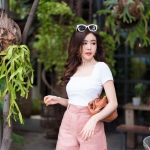 กางเกงขาสั้นเอวสูง ซิปหน้า ตะขอหน้า กระเป๋าแปะ ปลายขาพับ ผ้าดับเบิ้ล สวยมาก เก็บพุงอย่างเนียน สาว ๆ ใส่แล้วทรงสวย น่ารัก