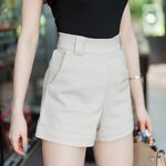 กางเกงขาสั้นเอวสูง ขอบเอว 3 นิ้ว แต่งหูเข็มขัด ซิปหลัง ปลายขาเบิ้ล สวยมาก เก็บพุงอย่างเนียน สาว ๆ ใส่แล้วทรงสวย น่ารัก พลางหุ่น