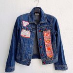 แจ็กเก็ตยีนส์สีเข้ม แต่งผ้าปักม้ง