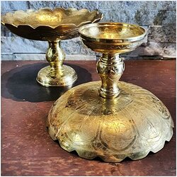 พานจีบ 7 นิ้ว เนื้อทองเหลืองหล่อตอกลายรวงข้าวในกลีบบัว ราคาคู่ละ