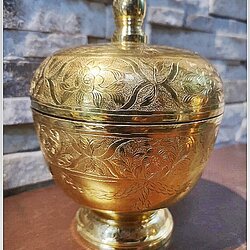 ขัน ร๕ ทองเหลืองฝาปิด 5 นิ้วตอกลายพิกุลครึ่งใบ ร้อยมาลัย.ใบละ