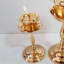 ตะเกียงบัวน้ำมันสูง 7 นิ้ว ใบบัวกว้างเกือบ 4 นิ้ว ทองเหลืองไทย ขนาดเล็กสุด จำนวน 1 ต้น