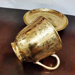 ถ้วยกาแฟพร้อมจานรอง ใหญ่ ทองเหลืองตอกลายช้างทรงเครื่อง