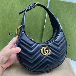 กระเป๋าแบรนด์เนมแท้ Gucci GG Marmont half-moon-shaped mini bag