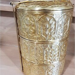 ปิ่นโตสามชั้นทองเหลืองตอกลายรวงข้าวในกลีบบัว ผิวด้านย้อนยุค