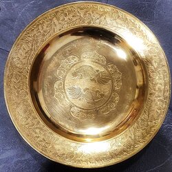 จานทองเหลือง 9 นิ้ว ตอกลายปลาคู่ กลางดอกบัวบาน อัตลักษณ์เรา Premium & Luxury