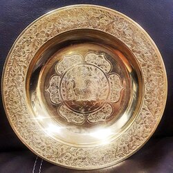 จานทองเหลือง 9 นิ้ว ตอกลายไก่ระกา กลางดอกบัวบาน อัตลักษณ์เฉพาะเรา Premium & Luxury