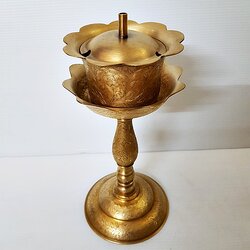 ตะเกียงบัวสูงตอกลาย ตะเกียงจุดน้ำมันทองเหลือง ไซด์ใหญ่ ขนาด 6 นิ้ว สูง 11 นิ้ว