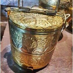 ปิ่นโตทองเหลืองสองชั้นตอกลายบัวหลวง signature